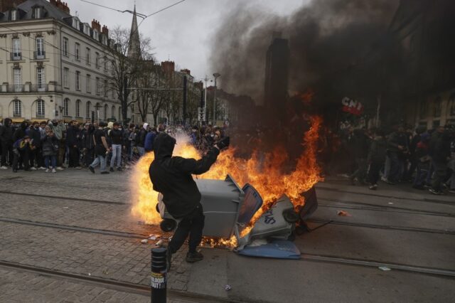 Η κυβέρνηση Μακρόν βλέπει “βίαιους μπουρζουάδες” – 3,5 εκ. στους δρόμους, ένστολοι μαζί με τους διαδηλωτές