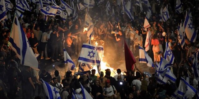 Ισραήλ: Μαζικές διαδηλώσεις κατά της αποπομπής του υπουργού Άμυνας – Άναψαν φωτιές, έκλεισαν δρόμοι