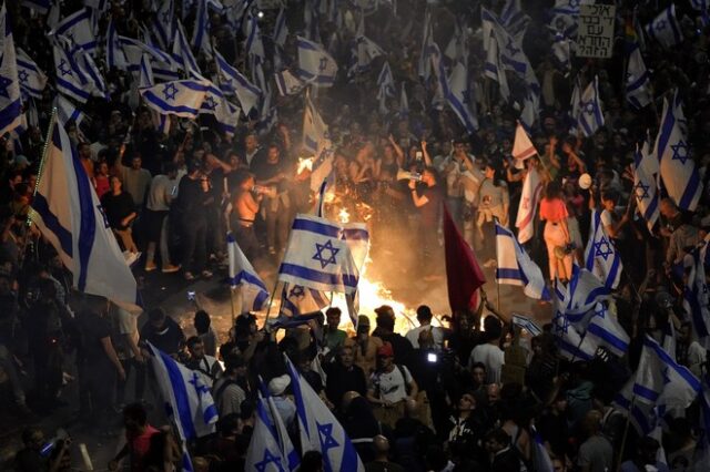 Ισραήλ: Μαζικές διαδηλώσεις κατά της αποπομπής του υπουργού Άμυνας – Άναψαν φωτιές, έκλεισαν δρόμοι