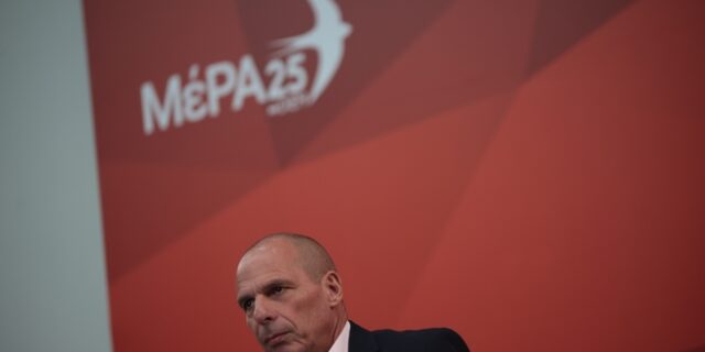 Γιάνης Βαρουφάκης: Έπεσε θύμα ξυλοδαρμού στα Εξάρχεια – Του έσπασαν τη μύτη