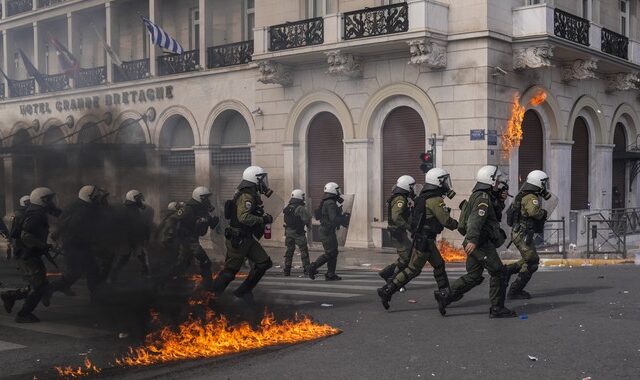 Έκθεση – ράπισμα για την Ελλάδα από τη Διεθνή Αμνηστία: Αστυνομική βία, υποκλοπές, επαναπροωθήσεις