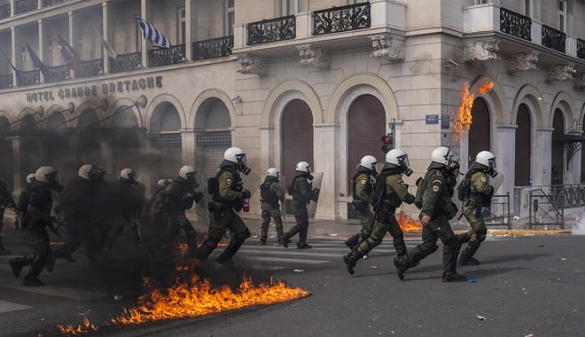 Έκθεση – ράπισμα για την Ελλάδα από τη Διεθνή Αμνηστία: Αστυνομική βία, υποκλοπές, επαναπροωθήσεις