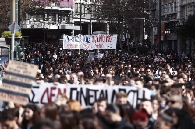 Απεργία για το έγκλημα στα Τέμπη: Ιστορικών διαστάσεων πορείες σε όλη τη χώρα – Δείτε βίντεο και φωτογραφίες