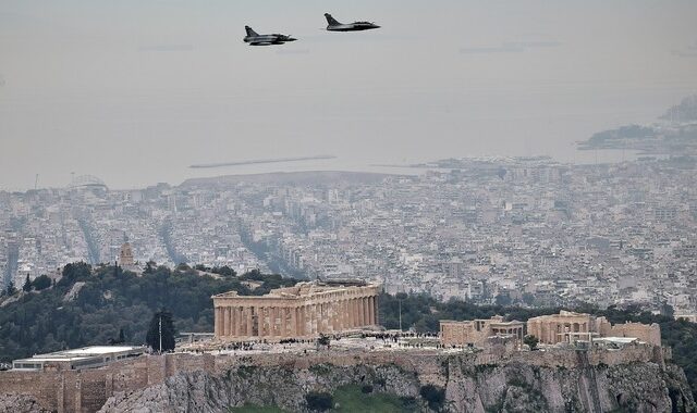 Μαχητικά αεροπλάνα πάνω από την Αθήνα – Εντυπωσιακές εικόνες
