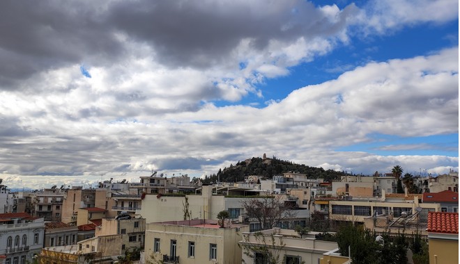 Καιρός Αθήνα: Τοπικές νεφώσεις παροδικά αυξημένες