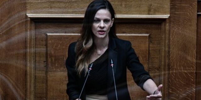 Αχτσιόγλου: Η κυβέρνηση επιδοτεί την αισχροκέρδεια και διανέμει ανεπαρκή επιδόματα