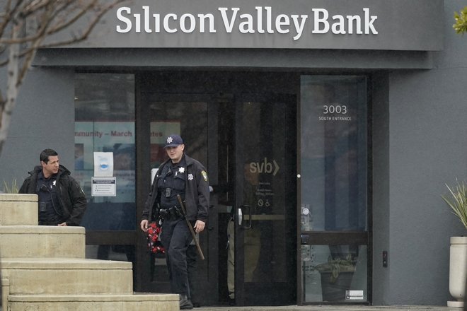 SVB: Πώς καταρρέει μια τράπεζα σε 48 ώρες – Οι επιπτώσεις άρχισαν να εξαπλώνονται σε όλο τον κόσμο