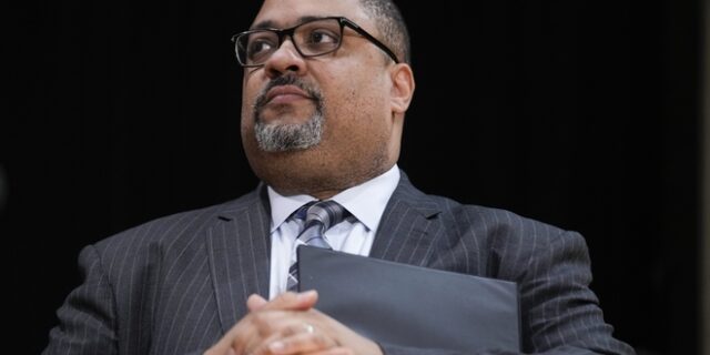 Alvin Bragg: Ποιος είναι ο εισαγγελέας που θα κρίνει τη “μοίρα” του Ντόναλντ Τραμπ