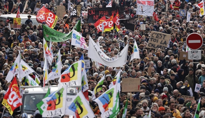 “Παραλύει” η Γαλλία από τις απεργίες – Μεγαλειώδεις διαδηλώσεις ενάντια στη μεταρρύθμιση Μακρόν για το συνταξιοδοτικό