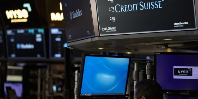 Αδειάζει η “κλεψύδρα” για την Credit Suisse – Αγώνας δρόμου και πιέσεις για να αποφευχθεί μια κατάρρευση