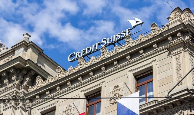 FT: Η Ελβετία θέλει να επιταχύνει την εξαγορά της Credit Suisse από την UBS