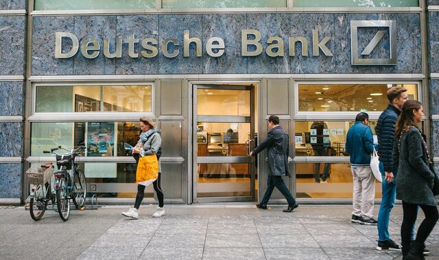 “Ιός” Deutsche Bank χτυπά τα χρηματιστήρια
