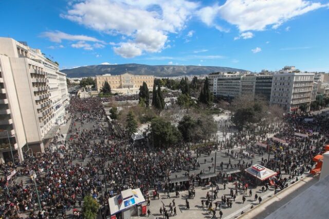 Μαζικές διαδηλώσεις για την τραγωδία στα Τέμπη: “Ποτάμια” της οργής σε όλη τη χώρα