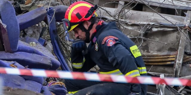 Τέμπη: Η ιστορία πίσω από τη φωτογραφία του πυροσβέστη που “λυγίζει” στα συντρίμμια των μοιραίων τρένων