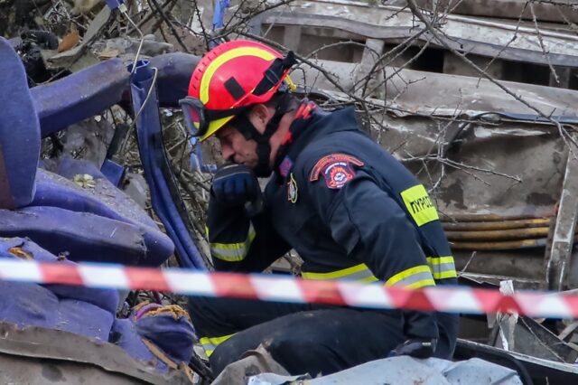 Τέμπη: Η ιστορία πίσω από τη φωτογραφία του πυροσβέστη που “λυγίζει” στα συντρίμμια των μοιραίων τρένων