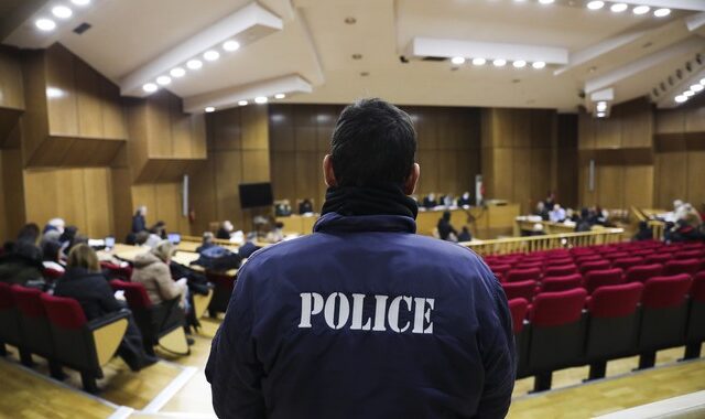 Δίκη Χρυσής Αυγής: “Ήταν ημιθανής στην αγκαλιά της κοπέλας του” δήλωσε αστυνομικός για τον Φύσσα