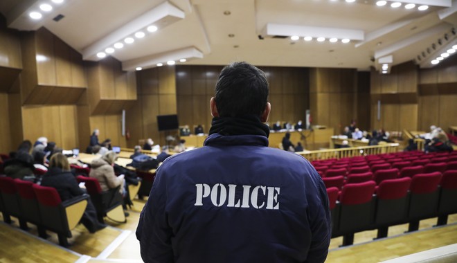 Δίκη Χρυσής Αυγής: “Ήταν ημιθανής στην αγκαλιά της κοπέλας του” δήλωσε αστυνομικός για τον Φύσσα