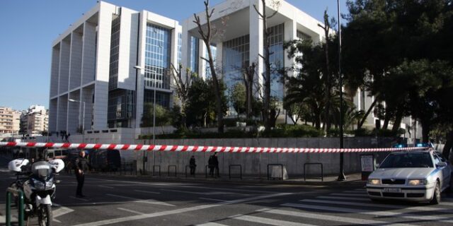 Ενέδρα έξω από το Εφετείο: Οπαδοί επιτέθηκαν και μαχαίρωσαν άνδρα – Το θύμα ήταν κατηγορούμενος για άλλη επίθεση