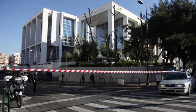 Ενέδρα έξω από το Εφετείο: Οπαδοί επιτέθηκαν και μαχαίρωσαν άνδρα – Το θύμα ήταν κατηγορούμενος για άλλη επίθεση