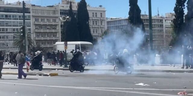 Σύνταγμα: Απρόκλητη επίθεση αστυνομικών κατά ειρηνικών διαδηλωτών – Βίντεο ντοκουμέντο