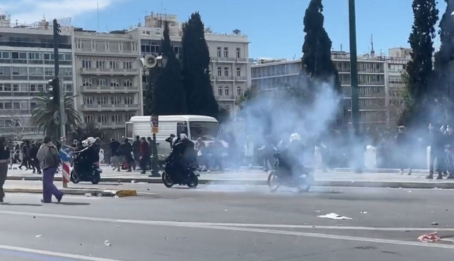 Σύνταγμα: Απρόκλητη επίθεση αστυνομικών κατά ειρηνικών διαδηλωτών – Βίντεο ντοκουμέντο