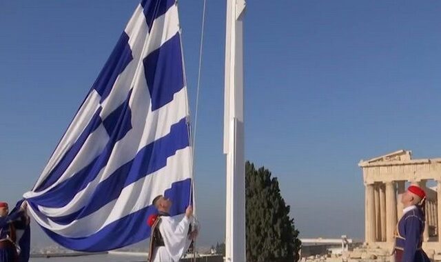 25η Μαρτίου: Η έπαρση της ελληνικής σημαίας στην Ακρόπολη