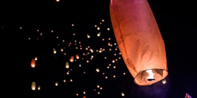 Τέμπη: Διαμαρτυρία του νοσοκομειακού προσωπικού της Λάρισας με φαναράκια στον ουρανό