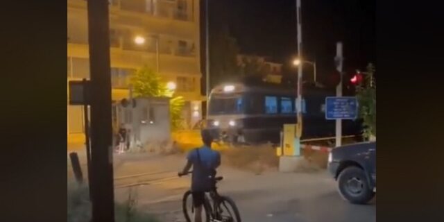 Εξοργιστικό βίντεο από το Αμύνταιο Φλώρινας: Τρένο περνά από φυλασσόμενη διάβαση όταν σηκώνεται η μπάρα