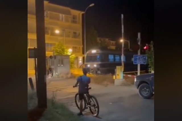 Εξοργιστικό βίντεο από το Αμύνταιο Φλώρινας: Τρένο περνά από φυλασσόμενη διάβαση όταν σηκώνεται η μπάρα