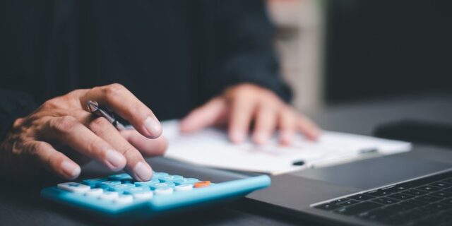 Φόροι: “Κουλτούρα πληρωμών” και ληξιπρόθεσμα σε υψηλές “επιδόσεις” – Ο συνδυασμός “έκπληξη” και τα “φέσια” του 2022