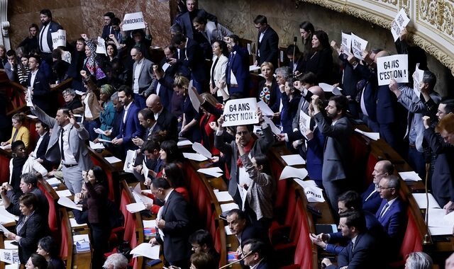 Πολιτική κρίση στη Γαλλία: Κατατέθηκαν οι δύο πρώτες προτάσεις μομφής