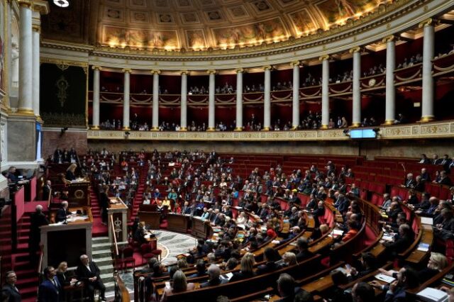 Γαλλία: Επιβιώνει η κυβέρνηση – Απορρίφθηκε και η δεύτερη πρόταση μομφής