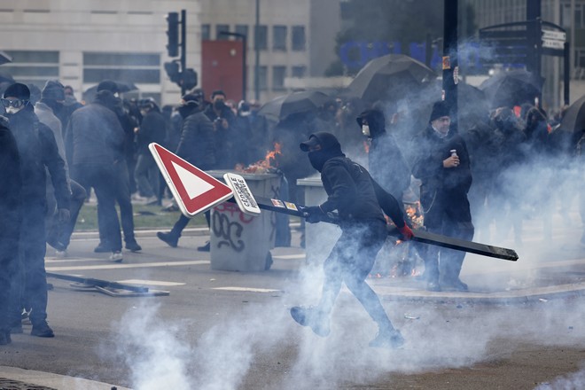 Η Γαλλία σε διαρκή αναβρασμό: Εκατοντάδες χιλιάδες είπαν (ξανά) “όχι” στα σχέδια Μακρόν