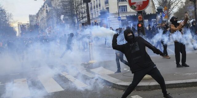 Διαδηλώσεις σε όλη τη Γαλλία κατά της μεταρρύθμισης Μακρόν – Συγκρούσεις με την αστυνομία