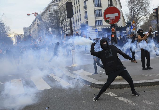 Διαδηλώσεις σε όλη τη Γαλλία κατά της μεταρρύθμισης Μακρόν – Συγκρούσεις με την αστυνομία