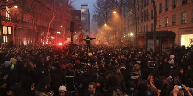 Γαλλία: Φωτιά στο δημαρχείο του Μπορντό – Στον δρόμο ο λαός για το συνταξιοδοτικό