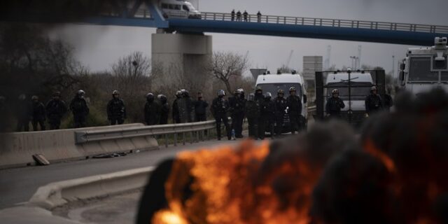 Γαλλία: Μετά το συνταξιοδοτικό, οι πολίτες διαμαρτύρονται και για το νερό – Βίαιες συγκρούσεις και οργή