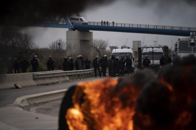 Γαλλία: Μετά το συνταξιοδοτικό, οι πολίτες διαμαρτύρονται και για το νερό – Βίαιες συγκρούσεις και οργή