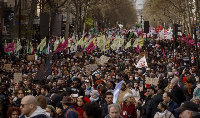 Γαλλία: Γκρεμίζεται η δημοτικότητα του Μακρόν – Ξανά στους δρόμους οι πολίτες