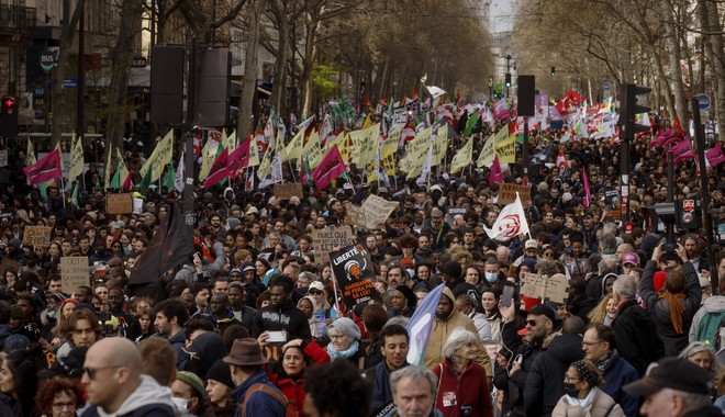 Γαλλία: Γκρεμίζεται η δημοτικότητα του Μακρόν – Ξανά στους δρόμους οι πολίτες