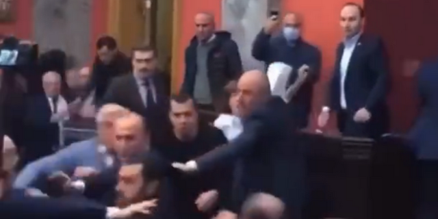 Βίντεο: Άγριο ξύλο μεταξύ βουλευτών στο κοινοβούλιο της Γεωργίας