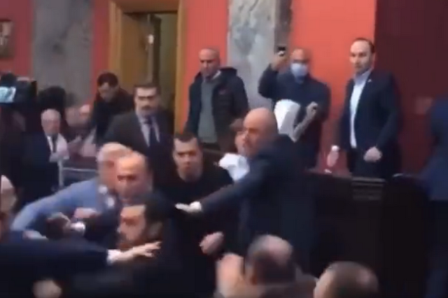 Βίντεο: Άγριο ξύλο μεταξύ βουλευτών στο κοινοβούλιο της Γεωργίας