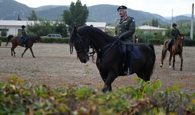 Το ιππικό κατεβαίνει στο Σύνταγμα στην παρέλαση της 25ης Μαρτίου – Τι ξέρουμε για το κόστος επανασύστασης