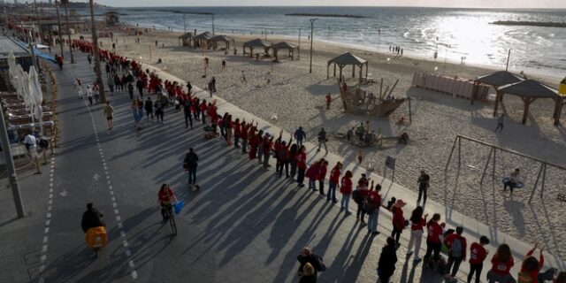 Ισραήλ: Ανθρώπινες αλυσίδες από χιλιάδες γυναίκες ως διαμαρτυρία για τη δικαστική μεταρρύθμιση