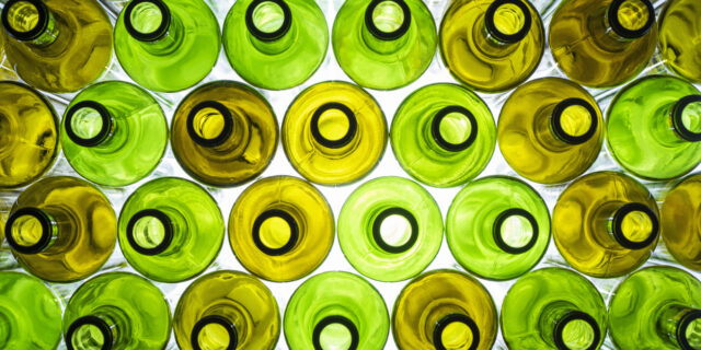 Γιατί οι ξένοι πιστεύουν ότι στην Ελλάδα πίνουμε ακόμη ρετσίνα και Δεμέστιχα;