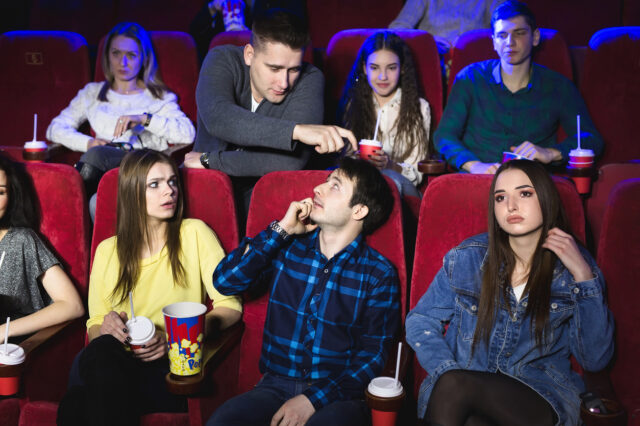Πόση ώρα αντέχεις στο σινεμά ή στο θέατρο χωρίς να τρελαθείς;