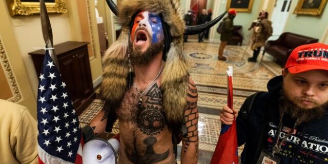 Εισβολή στο Καπιτώλιο: Ο “σαμάνος του QAnon” αποφυλακίζεται 14 μήνες νωρίτερα