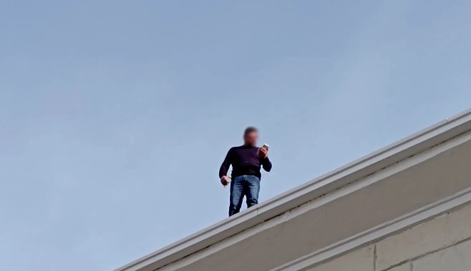 Συναγερμός στην Καρδίτσα: Άνδρας απειλεί να πηδήξει από τη στέγη του Δικαστικού Μεγάρου