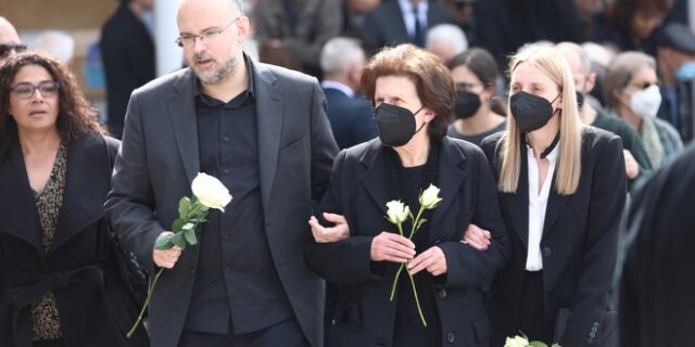 Λάκης Παπαστάθης: Το “τελευταίο αντίο” στον βραβευμένο σκηνοθέτη και συγγραφέα