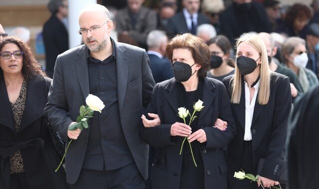 Λάκης Παπαστάθης: Το “τελευταίο αντίο” στον βραβευμένο σκηνοθέτη και συγγραφέα